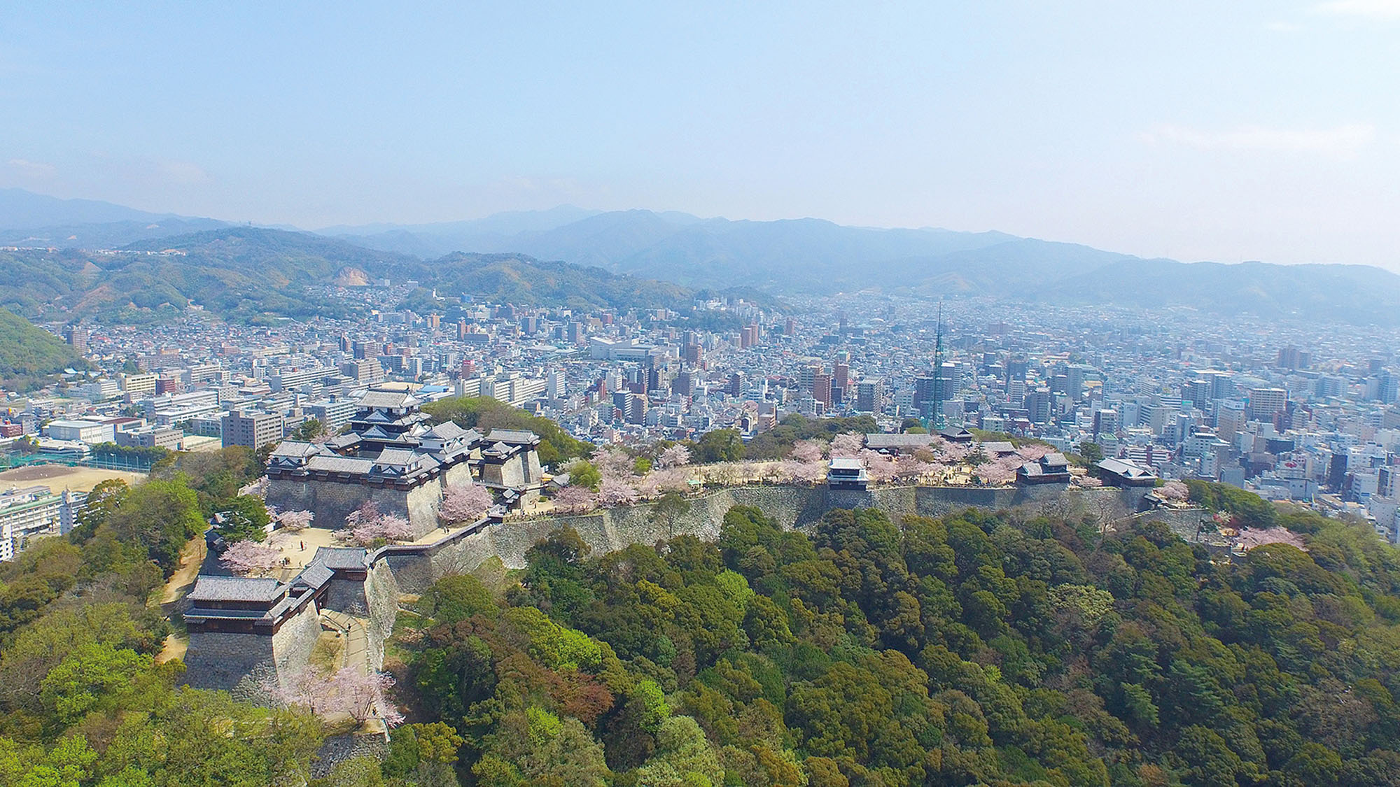 松山市の街並みと松山城